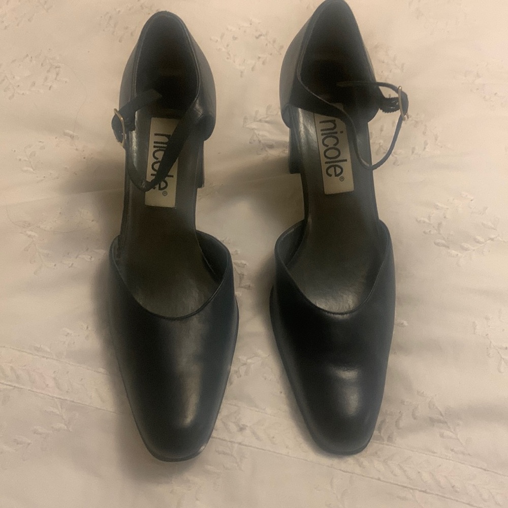 Vintage 3 1/4 inch heels in navy leather by Nicole sold heels in black